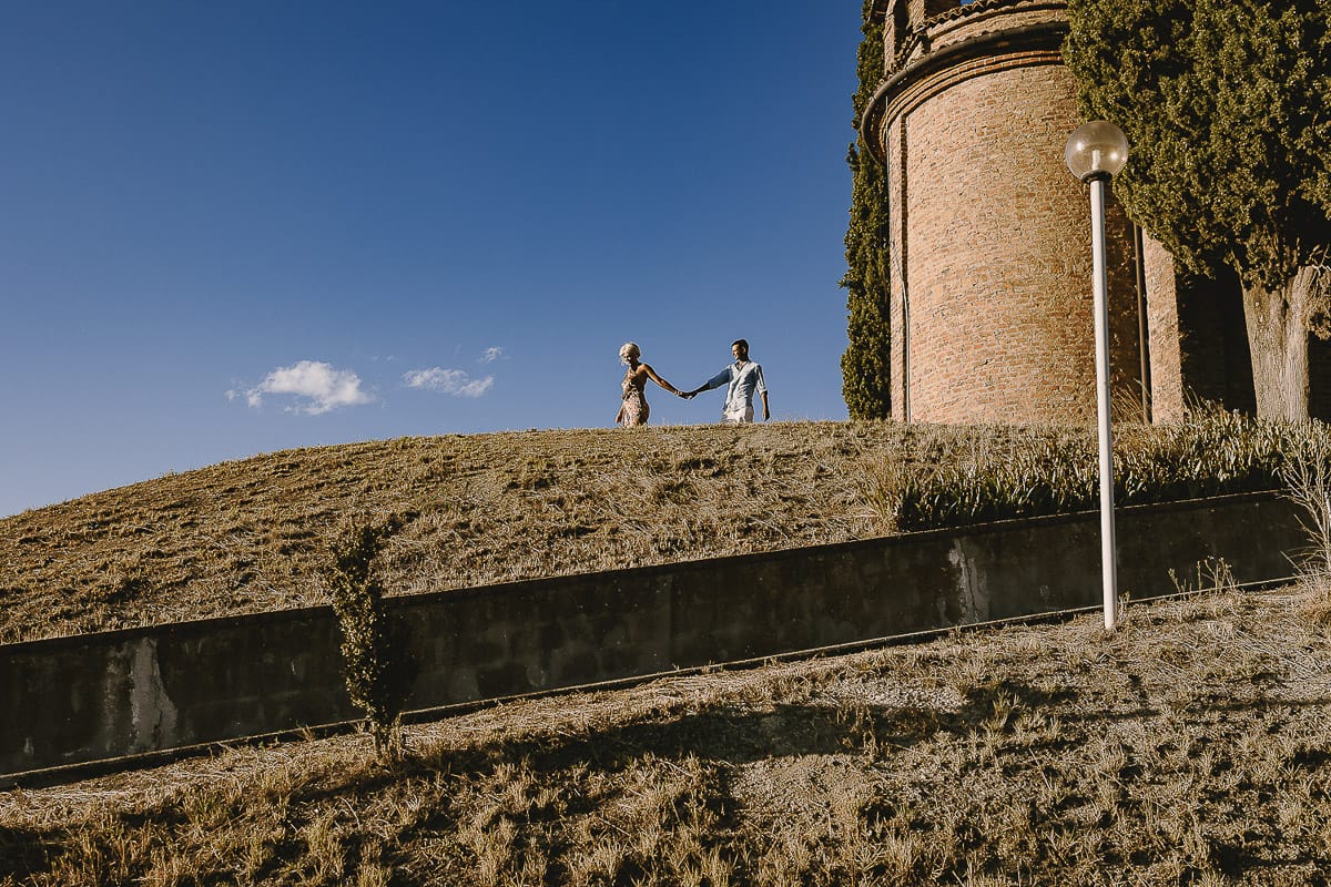Prewedding da sogno a Nizza Monferrato intorno alla chiesa della Madonna della Neve. Matteo e Fiammetta dietro la chiesa si tengono per mano