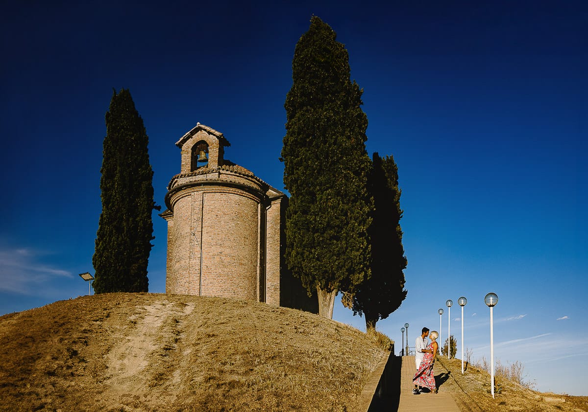 Prewedding da sogno a Nizza Monferrato intorno alla chiesa della Madonna della Neve. Fiammetta e matteo scendono dal vialetto verso il vigneto.