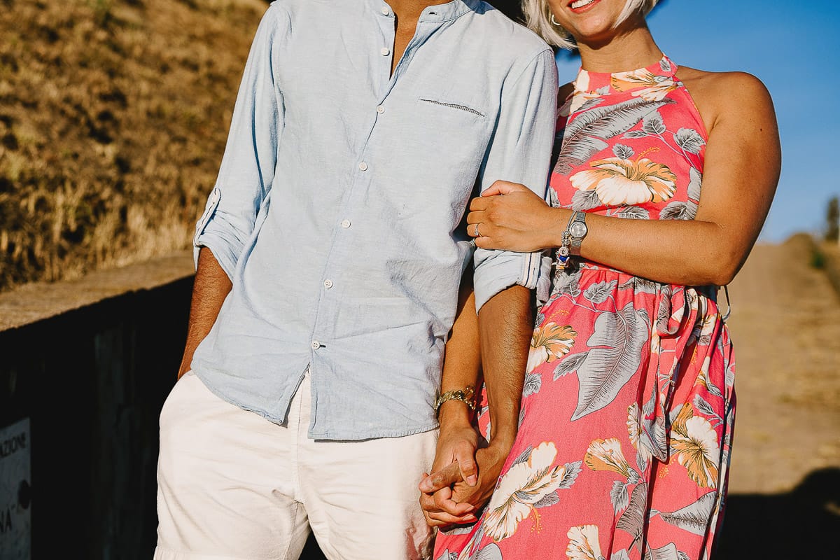 Prewedding da sogno a Nizza Monferrato intorno alla chiesa della Madonna della Neve. Fiammetta e matteo scendono dal vialetto verso il vigneto.