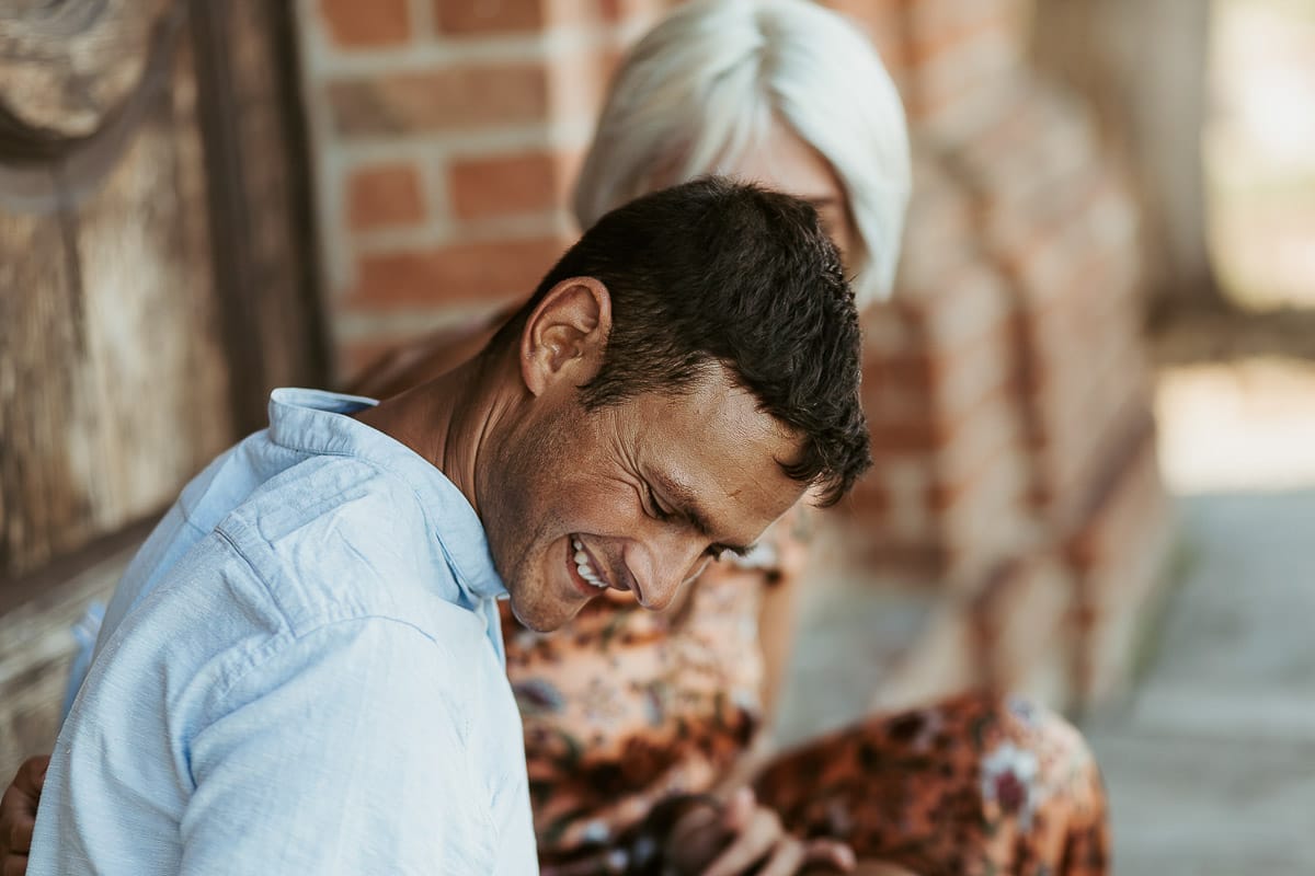 Prewedding da sogno a Nizza Monferrato intorno alla chiesa della Madonna della Neve. Fiammetta e Matteo seduti sul gradino del portone della chiesa con i loro volpini Megan e Harry
