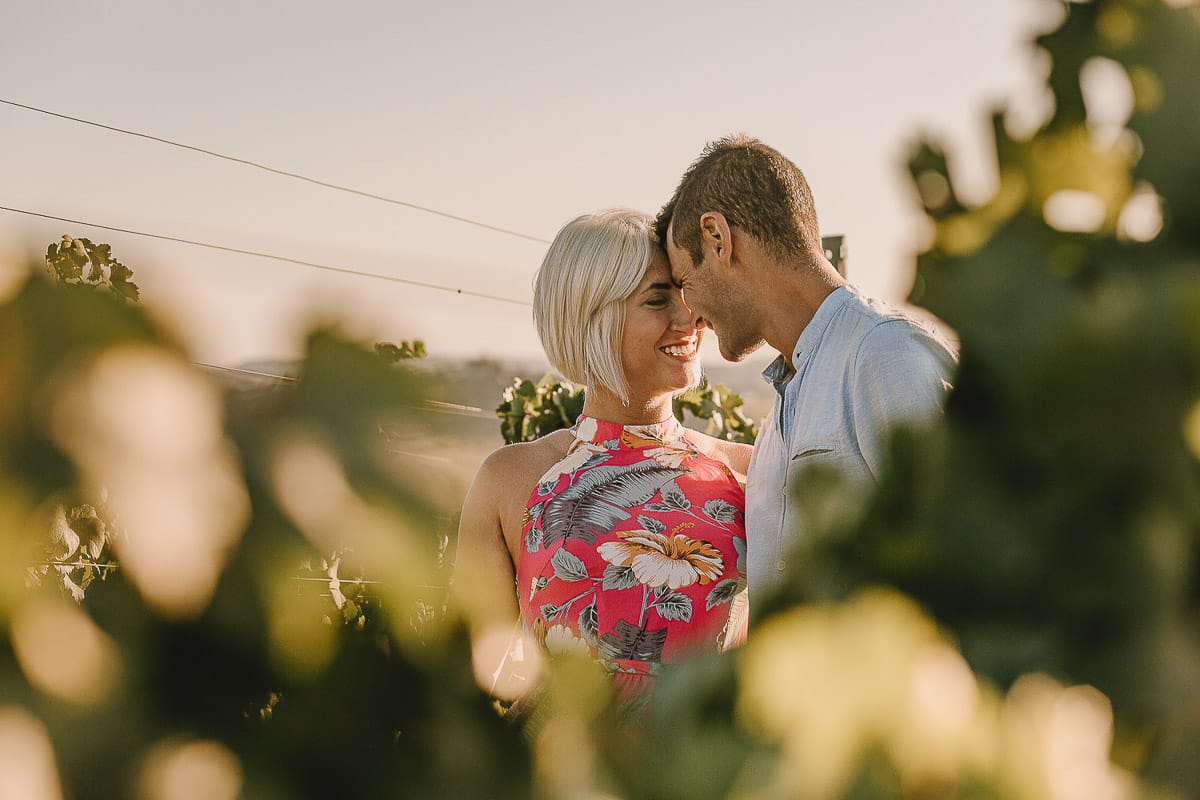 Prewedding da sogno a Nizza Monferrato intorno alla chiesa della Madonna della Neve. Fiammetta e Matteo nel vigneto, fronte fronte.