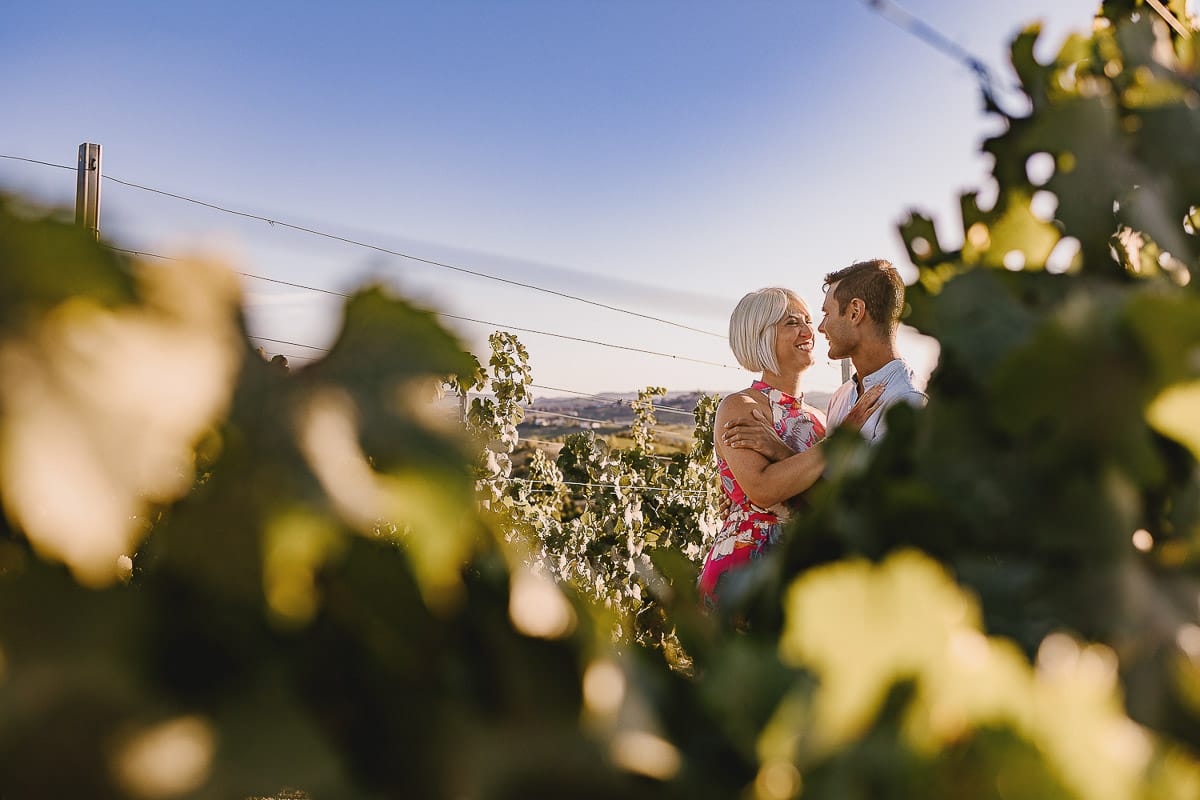 Prewedding da sogno a Nizza Monferrato intorno alla chiesa della Madonna della Neve. Fiammetta e Matteo nel vigneto