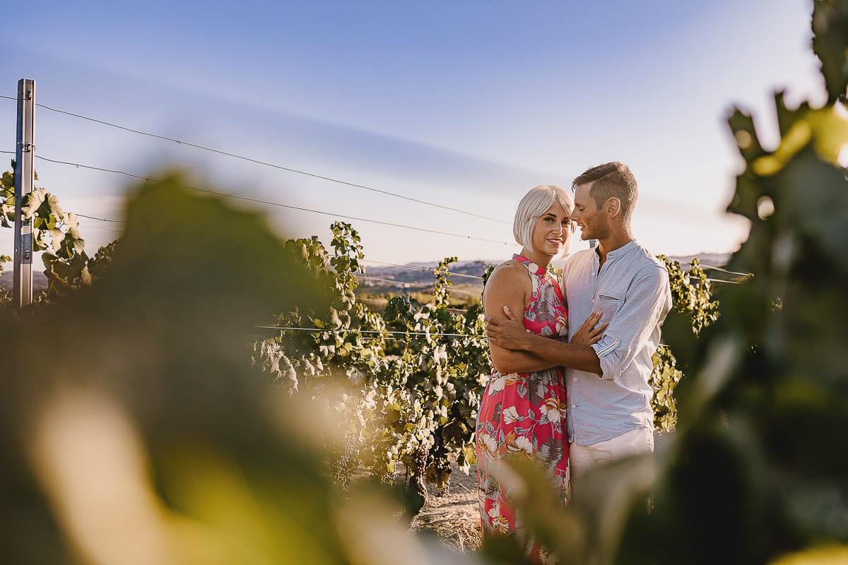 Prewedding da sogno a Nizza Monferrato intorno alla chiesa della Madonna della Neve. Fiammetta e Matteo nel vigneto