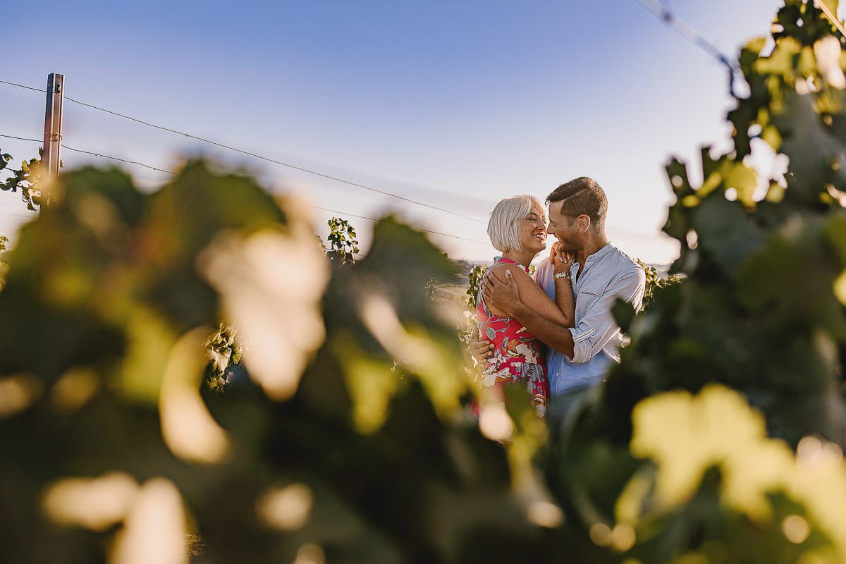 Prewedding da sogno a Nizza Monferrato intorno alla chiesa della Madonna della Neve. Fiammetta e Matteo nel vigneto