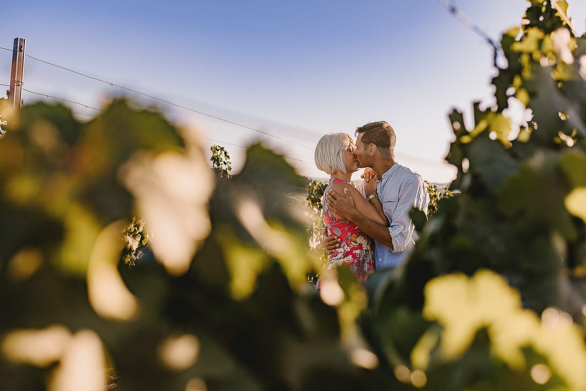 Prewedding da sogno a Nizza Monferrato intorno alla chiesa della Madonna della Neve. Fiammetta e Matteo nel vigneto