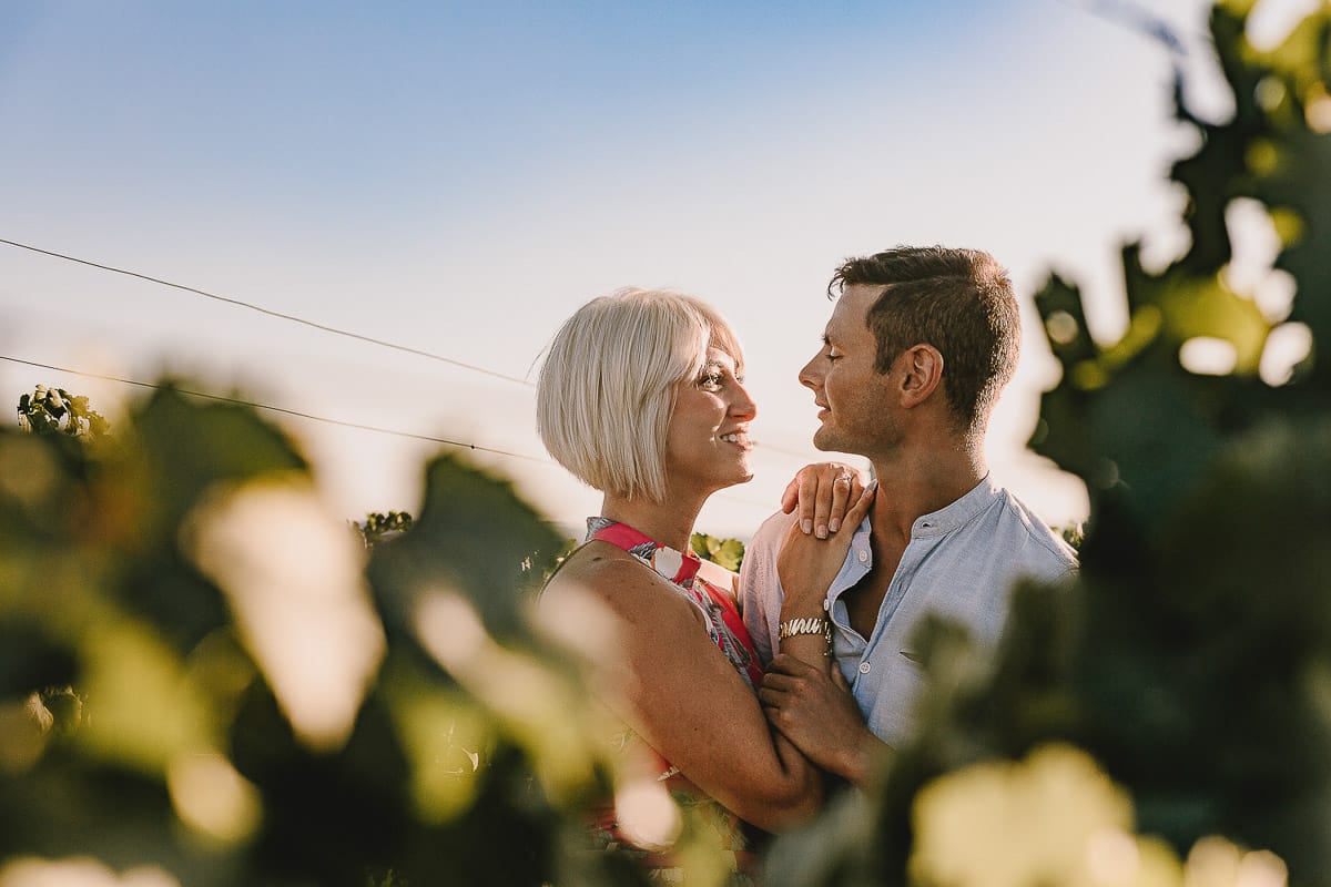 Prewedding da sogno a Nizza Monferrato intorno alla chiesa della Madonna della Neve. Fiammetta e Matteo nel vigneto