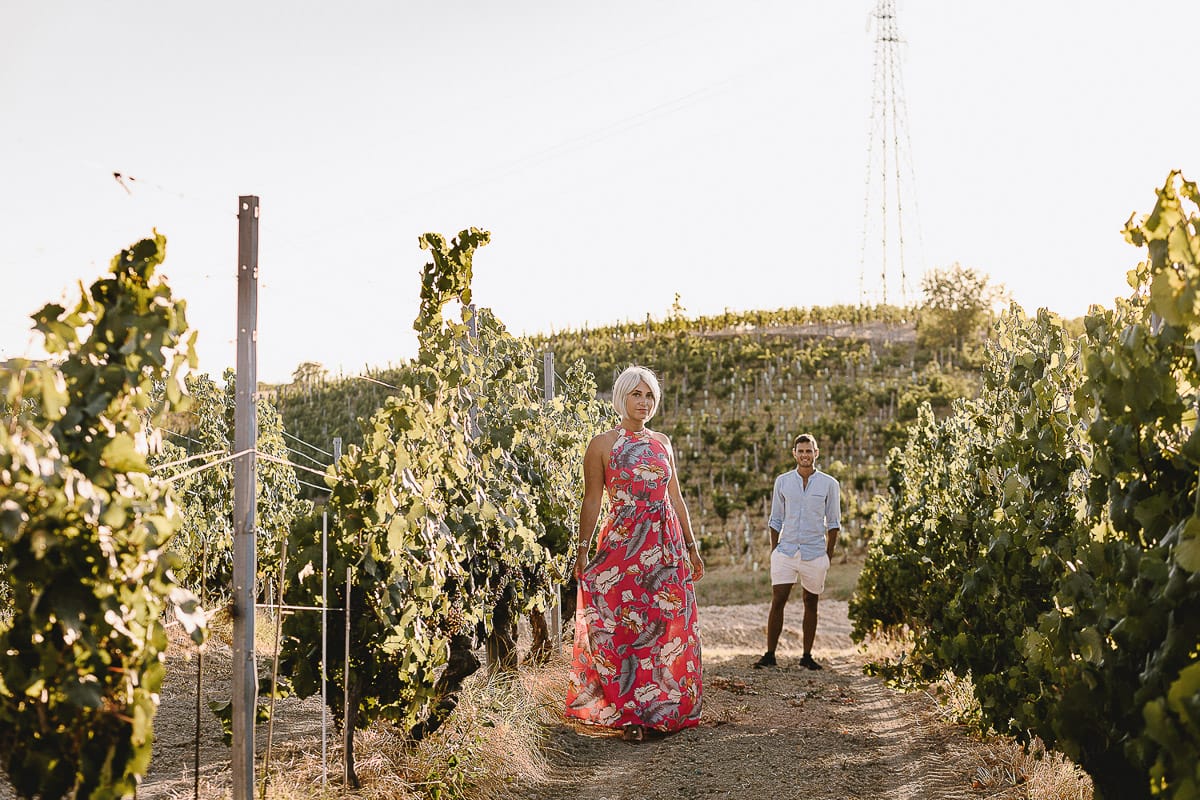 Prewedding da sogno a Nizza Monferrato intorno alla chiesa della Madonna della Neve. Fiammetta e Matteo nel vigneto