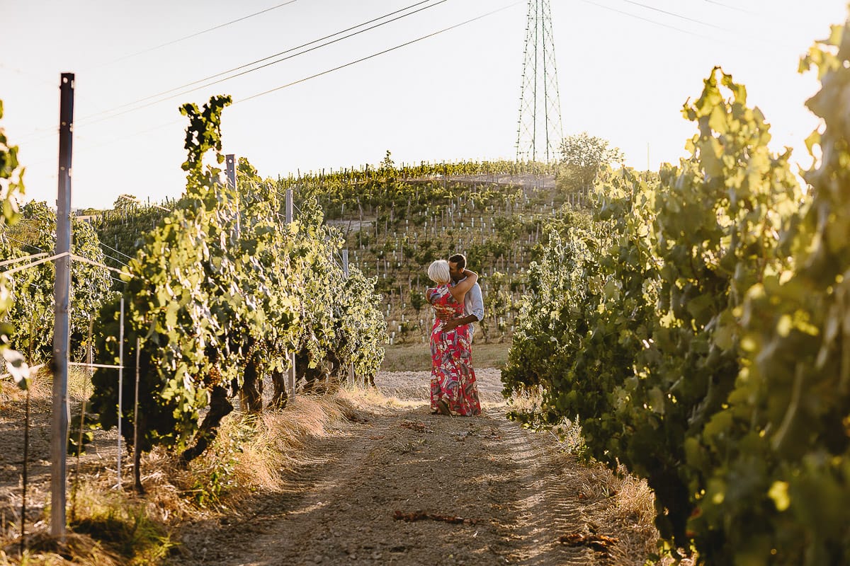 Prewedding da sogno a Nizza Monferrato intorno alla chiesa della Madonna della Neve. Fiammetta e Matteo nel vigneto