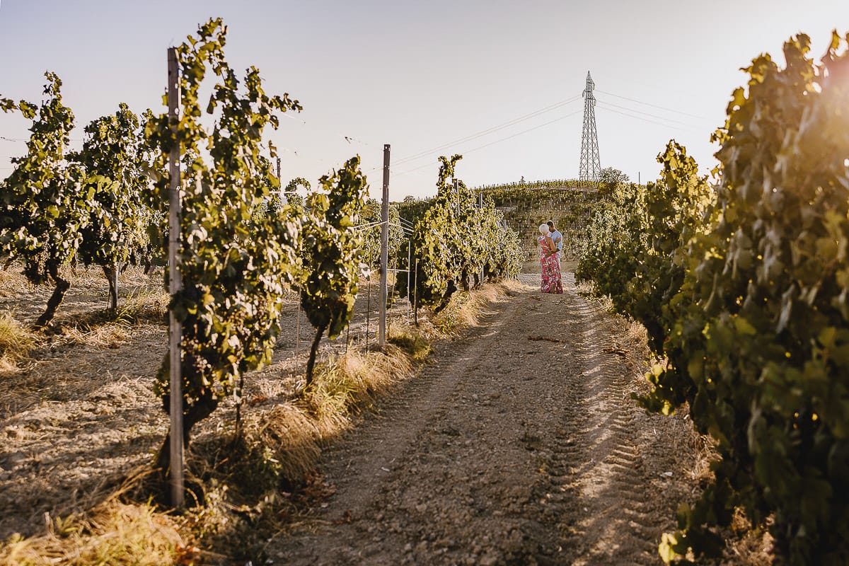 Prewedding da sogno a Nizza Monferrato intorno alla chiesa della Madonna della Neve. Fiammetta e Matteo nel vigneto