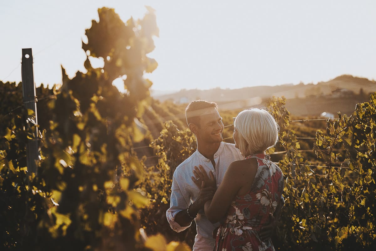 Prewedding da sogno a Nizza Monferrato intorno alla chiesa della Madonna della Neve. Fiammetta e Matteo nel vigneto