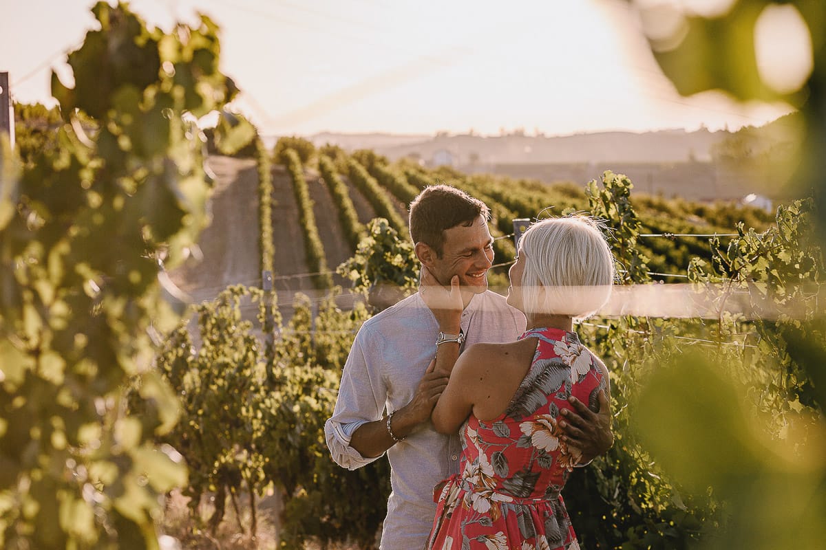 Prewedding da sogno a Nizza Monferrato intorno alla chiesa della Madonna della Neve. Fiammetta e Matteo nel vigneto