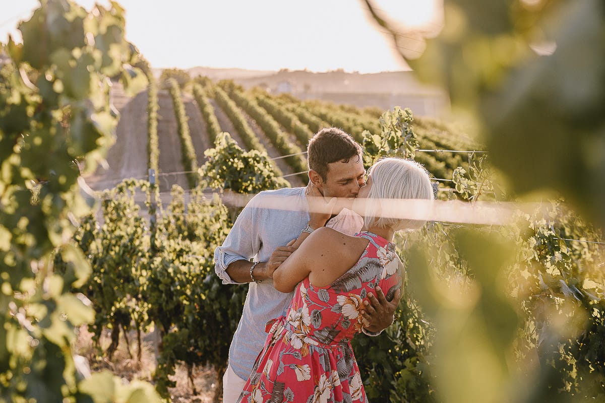 Prewedding da sogno a Nizza Monferrato intorno alla chiesa della Madonna della Neve. Fiammetta e Matteo nel vigneto si baciano