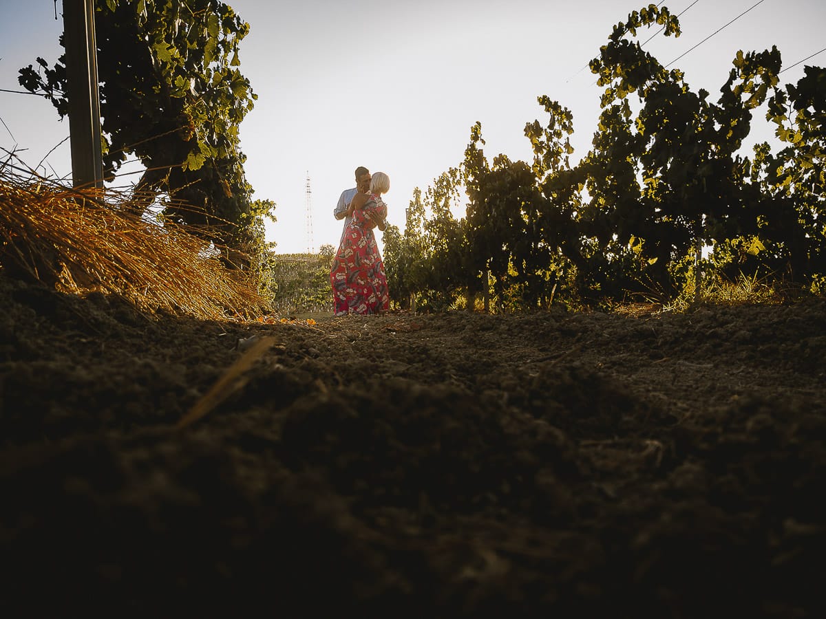 Prewedding da sogno a Nizza Monferrato intorno alla chiesa della Madonna della Neve. Fiammetta e Matteo nel vigneto