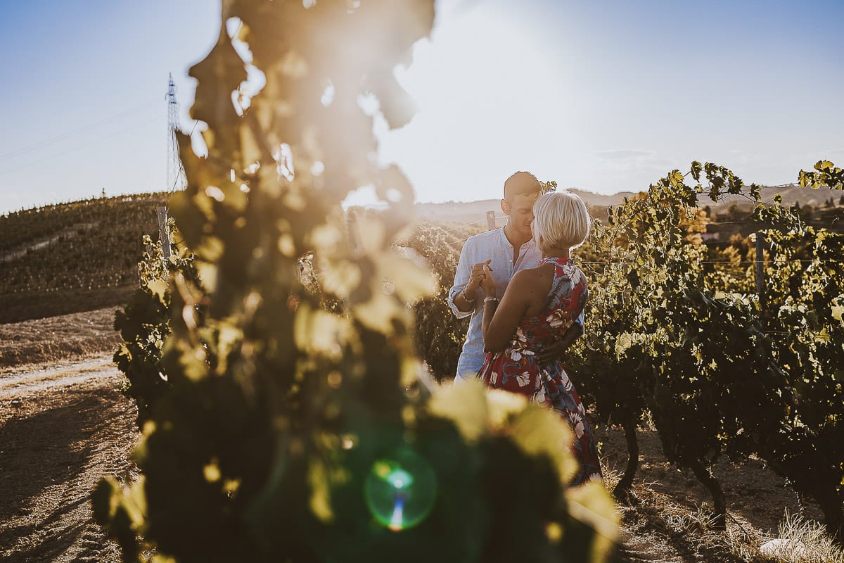 Prewedding da sogno a Nizza Monferrato intorno alla chiesa della Madonna della Neve. Fiammetta e Matteo nel vigneto