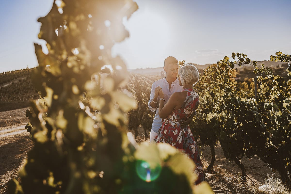 Prewedding da sogno a Nizza Monferrato intorno alla chiesa della Madonna della Neve. Fiammetta e Matteo nel vigneto