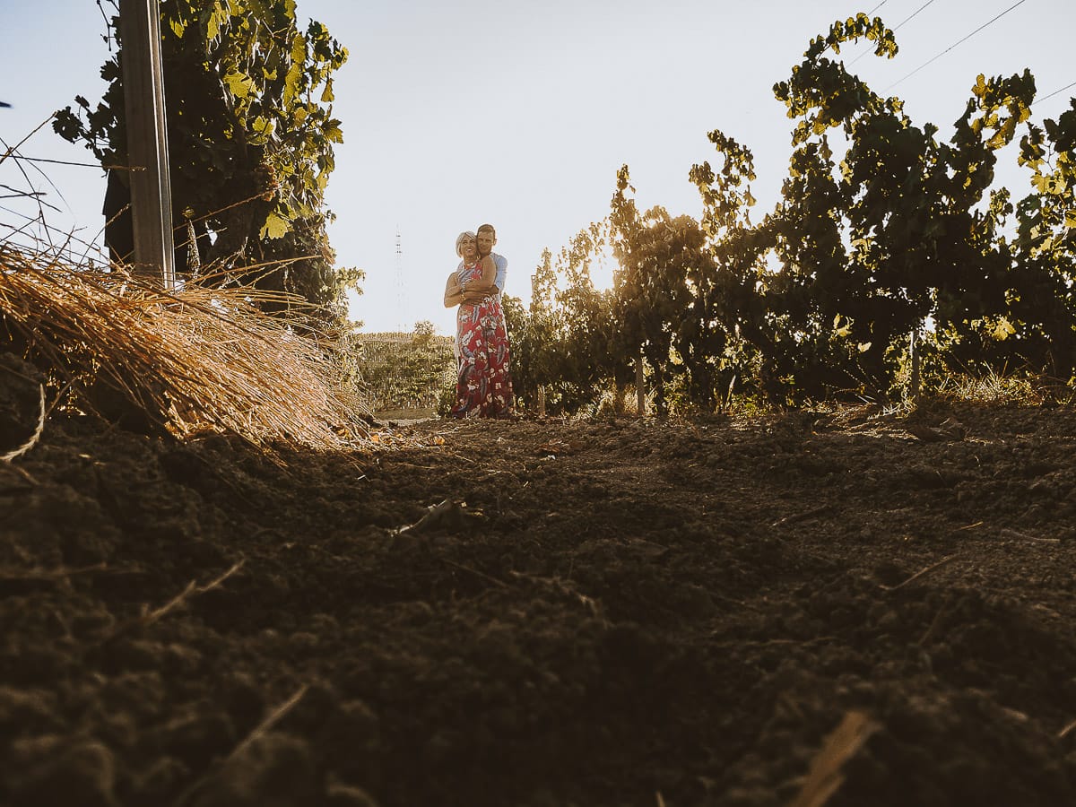 Prewedding da sogno a Nizza Monferrato intorno alla chiesa della Madonna della Neve. Fiammetta e Matteo nel vigneto