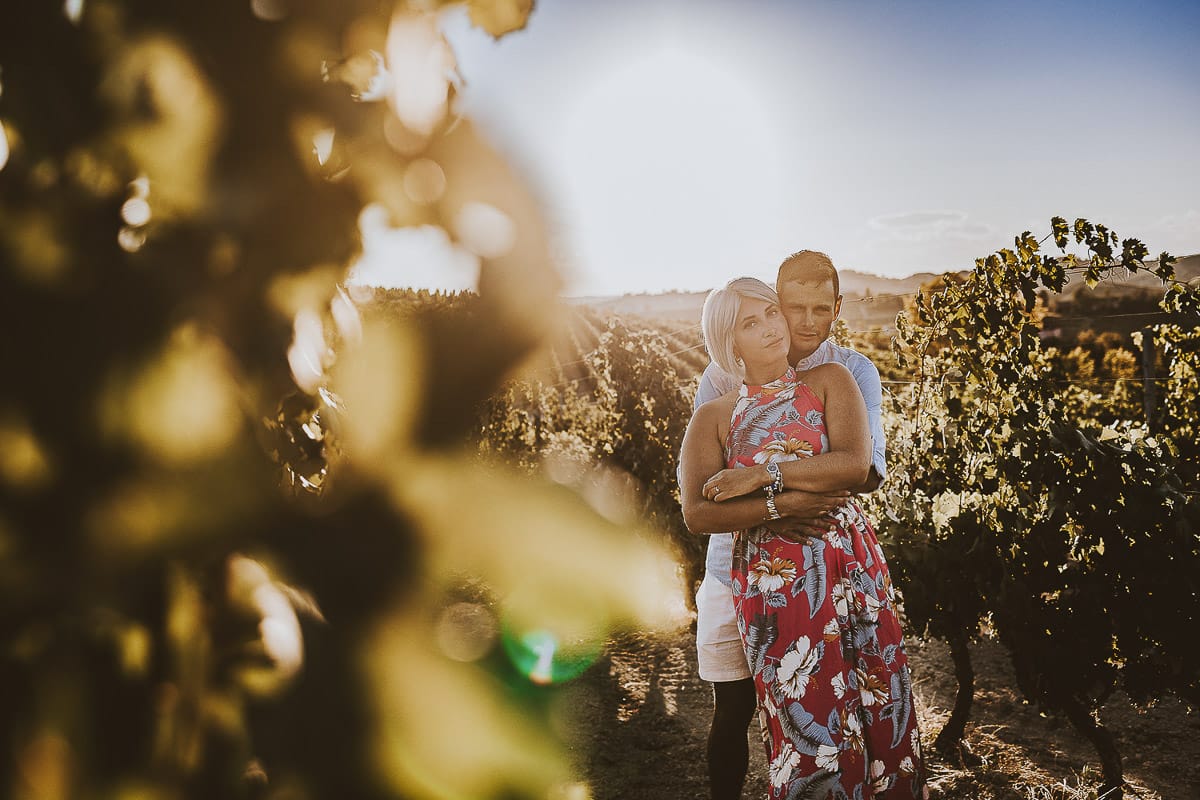 Prewedding da sogno a Nizza Monferrato intorno alla chiesa della Madonna della Neve. Fiammetta e Matteo nel vigneto