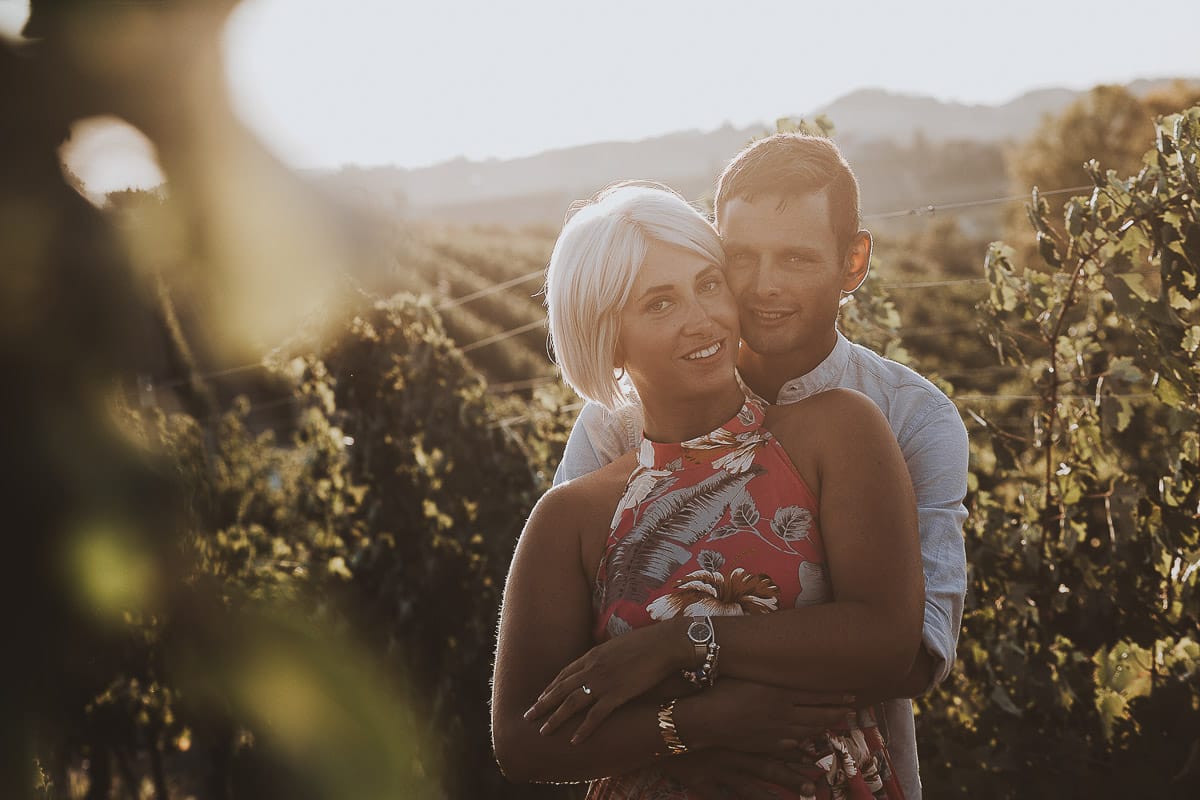 Prewedding da sogno a Nizza Monferrato intorno alla chiesa della Madonna della Neve. Fiammetta e Matteo nel vigneto