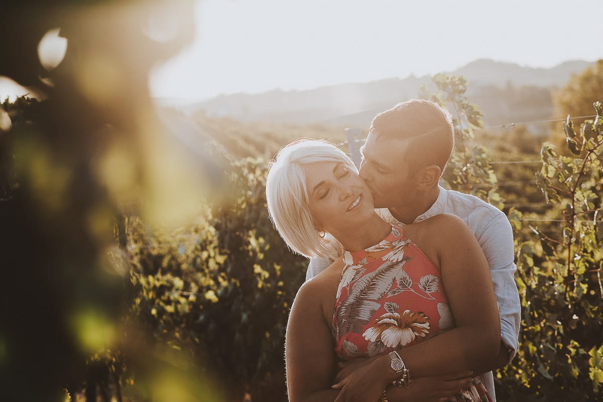 Prewedding da sogno a Nizza Monferrato intorno alla chiesa della Madonna della Neve. Fiammetta e Matteo nel vigneto