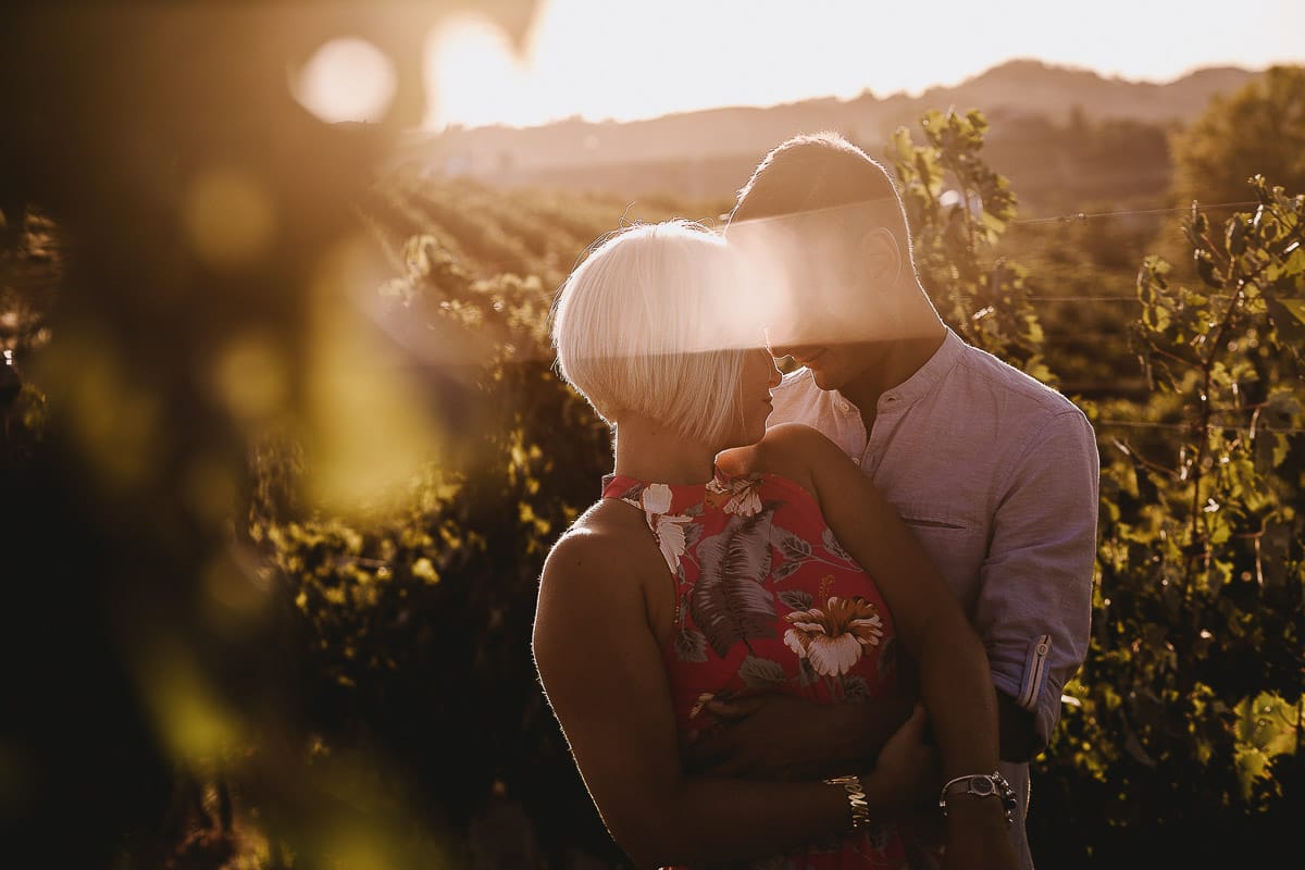 Prewedding da sogno a Nizza Monferrato intorno alla chiesa della Madonna della Neve. Fiammetta e Matteo nel vigneto