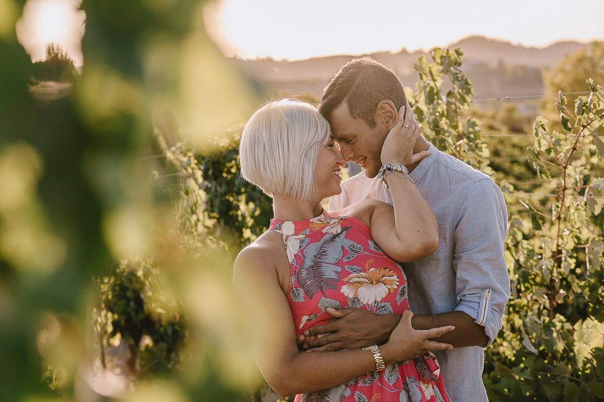 Prewedding da sogno a Nizza Monferrato intorno alla chiesa della Madonna della Neve. Fiammetta e Matteo nel vigneto