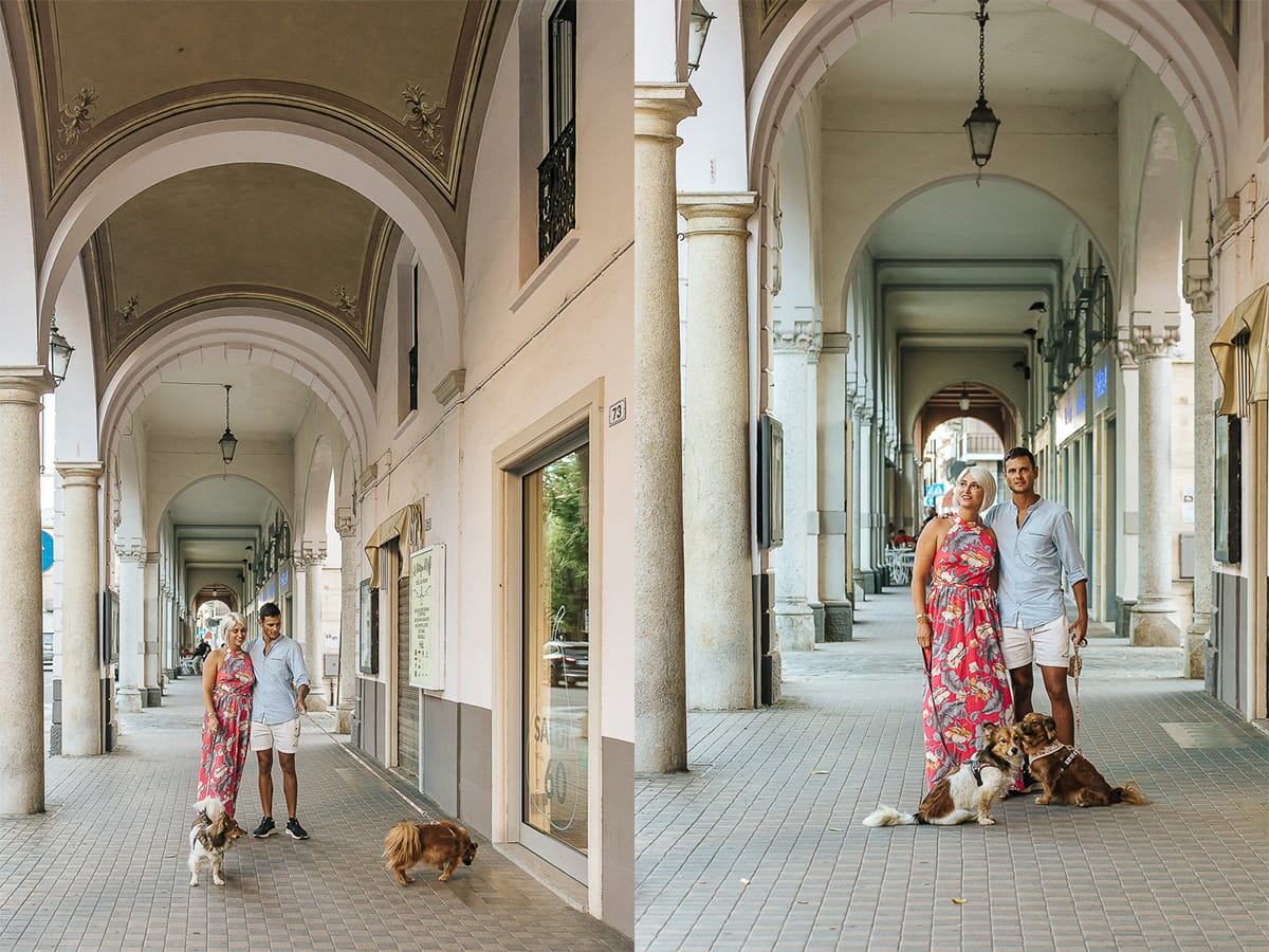 Prewedding da sogno a Nizza Monferrato nel centro storico. Fiammetta e Matteo con i loro volpini sotto i portici.