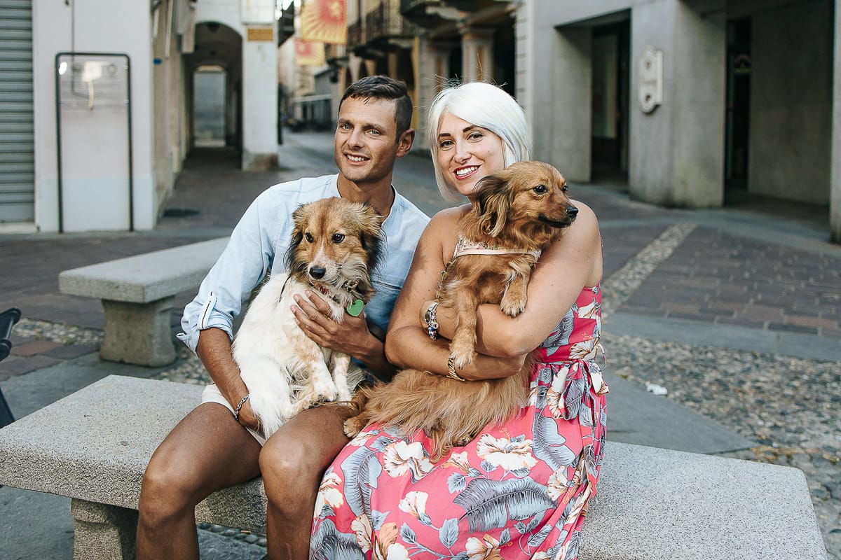 Prewedding da sogno a Nizza Monferrato nel centro storico. Fiammetta e Matteo con i loro volpini seduti su di una panchina