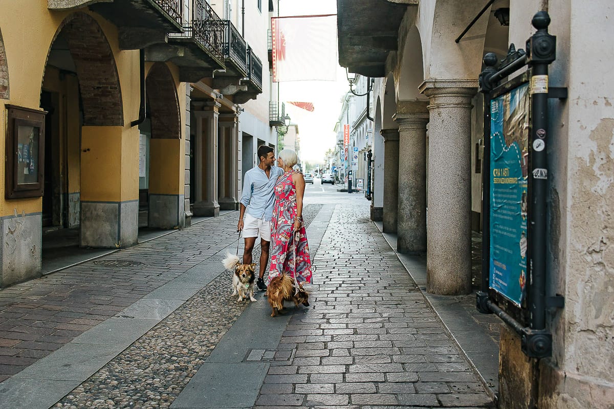 Prewedding da sogno a Nizza Monferrato nel centro storico. Fiammetta e Matteo con i loro volpini camminano