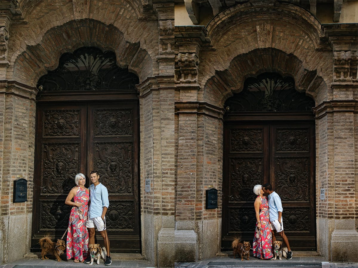 Prewedding da sogno a Nizza Monferrato nel centro storico. Fiammetta e Matteo davanti al bellissimo portone scolpito di un palazzo. storico.