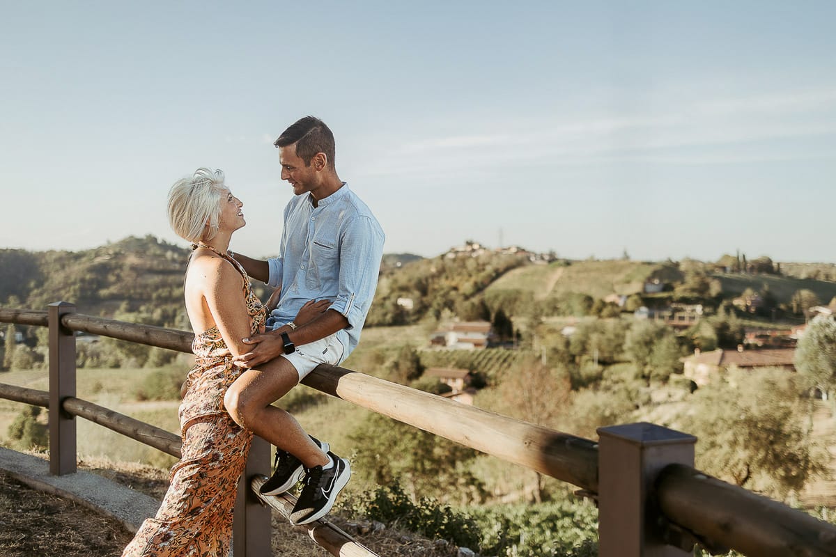 Prewedding da sogno a Nizza Monferrato intorno alla chiesa della Madonna della Neve. Matteo seduto su di una staccionata di legno