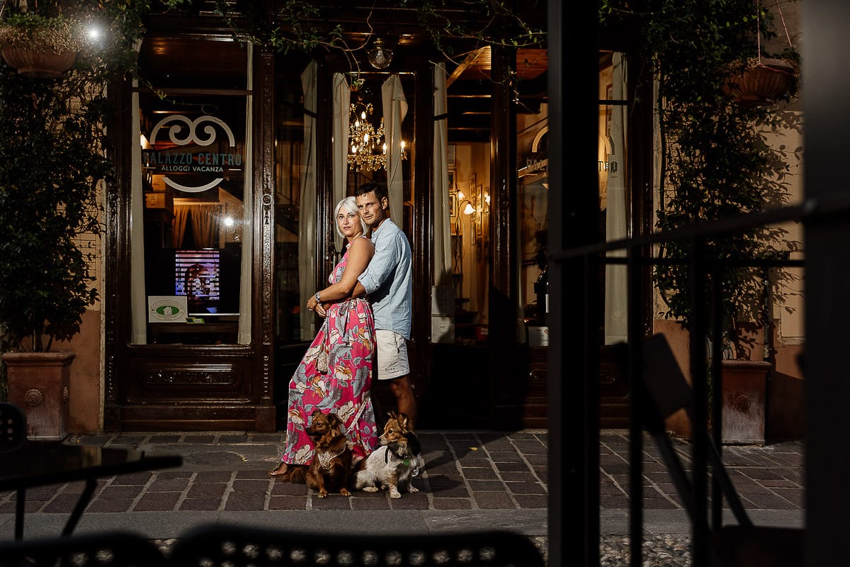 Prewedding da sogno a Nizza Monferrato nel centro storico. Fiammetta e Matteo davanti al bellissimo portone scolpito di un palazzo. storico. Flash off camera