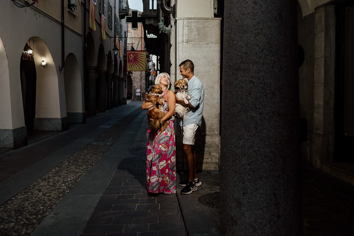 Prewedding da sogno a Nizza Monferrato nel centro storico. Fiammetta e Matteo davanti al bellissimo portone scolpito di un palazzo. storico. Flash off camera