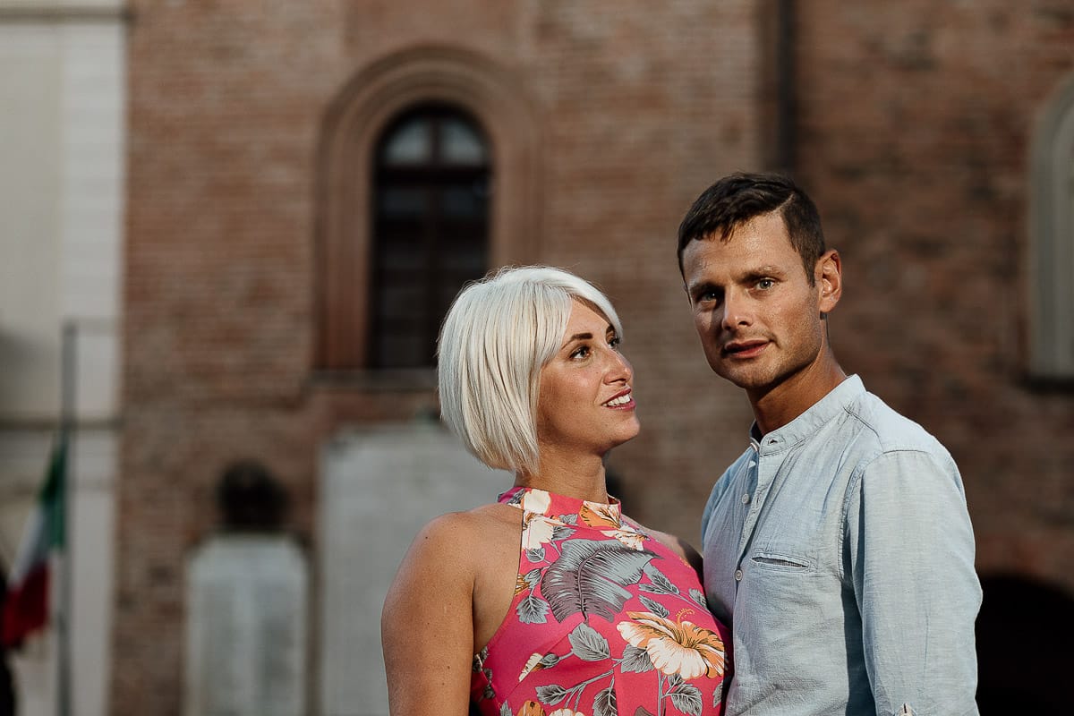 Prewedding da sogno a Nizza Monferrato nel centro storico. Fiammetta e Matteo davanti al bellissimo portone scolpito di un palazzo. storico. Flash off camera usato in modo sapiente illumina la coppia quando è ormai sera.