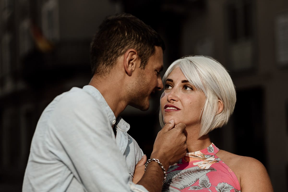 Prewedding da sogno a Nizza Monferrato nel centro storico. Fiammetta e Matteo davanti al bellissimo portone scolpito di un palazzo. storico. Flash off camera usato in modo sapiente illumina la coppia quando è ormai sera.