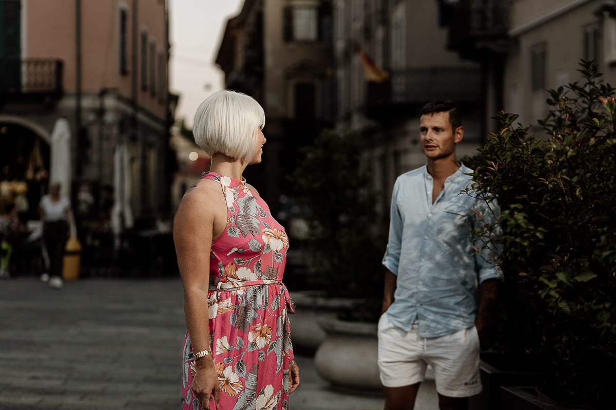 Prewedding da sogno a Nizza Monferrato nel centro storico. Fiammetta e Matteo davanti al bellissimo portone scolpito di un palazzo. storico. Flash off camera usato in modo sapiente illumina la coppia quando è ormai sera.