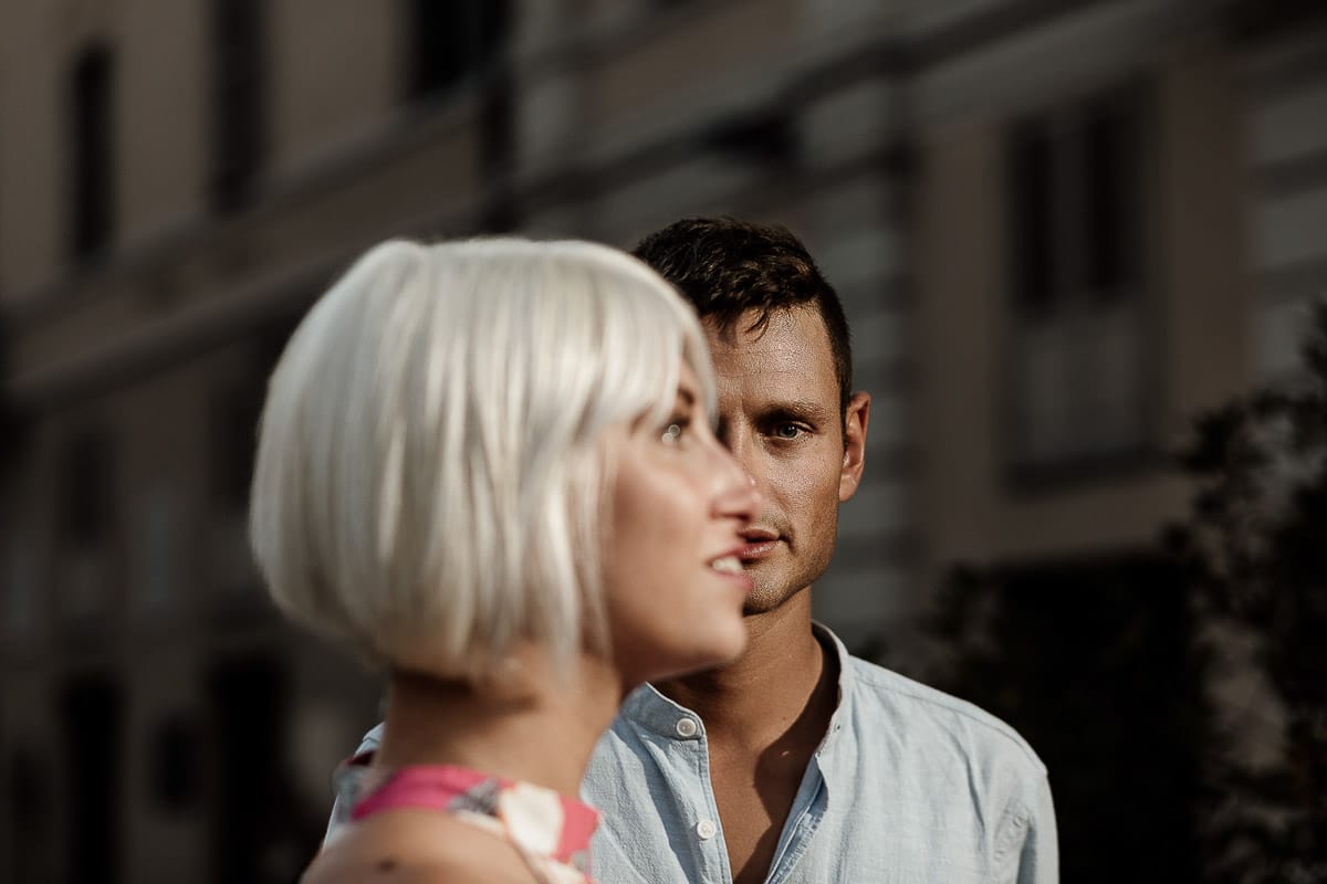 Prewedding da sogno a Nizza Monferrato nel centro storico. Fiammetta e Matteo davanti al bellissimo portone scolpito di un palazzo. storico. Flash off camera usato in modo sapiente illumina la coppia quando è ormai sera.