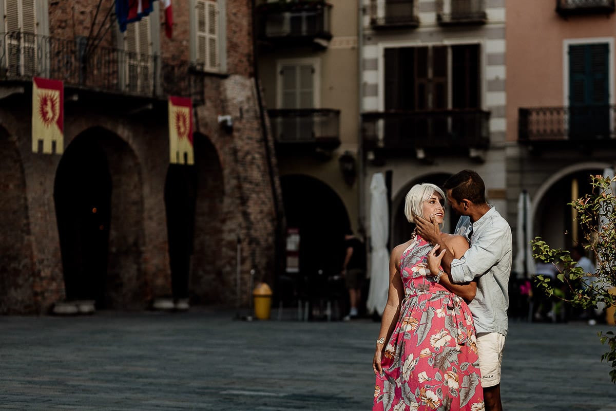 Prewedding da sogno a Nizza Monferrato nel centro storico. Fiammetta e Matteo davanti al bellissimo portone scolpito di un palazzo. storico. Flash off camera usato in modo sapiente illumina la coppia quando è ormai sera.