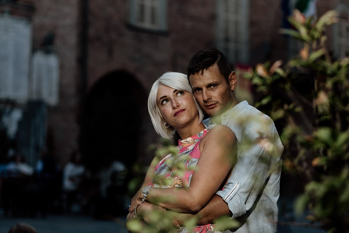 Prewedding da sogno a Nizza Monferrato nel centro storico. Fiammetta e Matteo davanti al bellissimo portone scolpito di un palazzo. storico. Flash off camera usato in modo sapiente illumina la coppia quando è ormai sera.