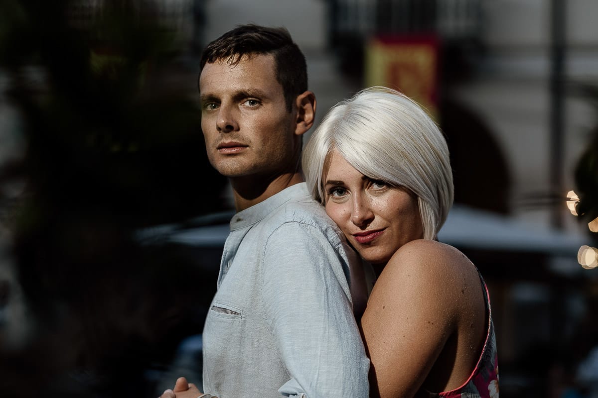 Prewedding da sogno a Nizza Monferrato nel centro storico. Fiammetta e Matteo davanti al bellissimo portone scolpito di un palazzo. storico. Flash off camera usato in modo sapiente illumina la coppia quando è ormai sera.