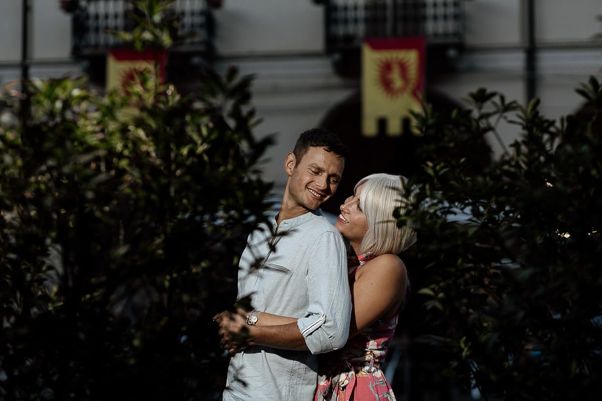Prewedding da sogno a Nizza Monferrato nel centro storico. Fiammetta e Matteo davanti al bellissimo portone scolpito di un palazzo. storico. Flash off camera usato in modo sapiente illumina la coppia quando è ormai sera.