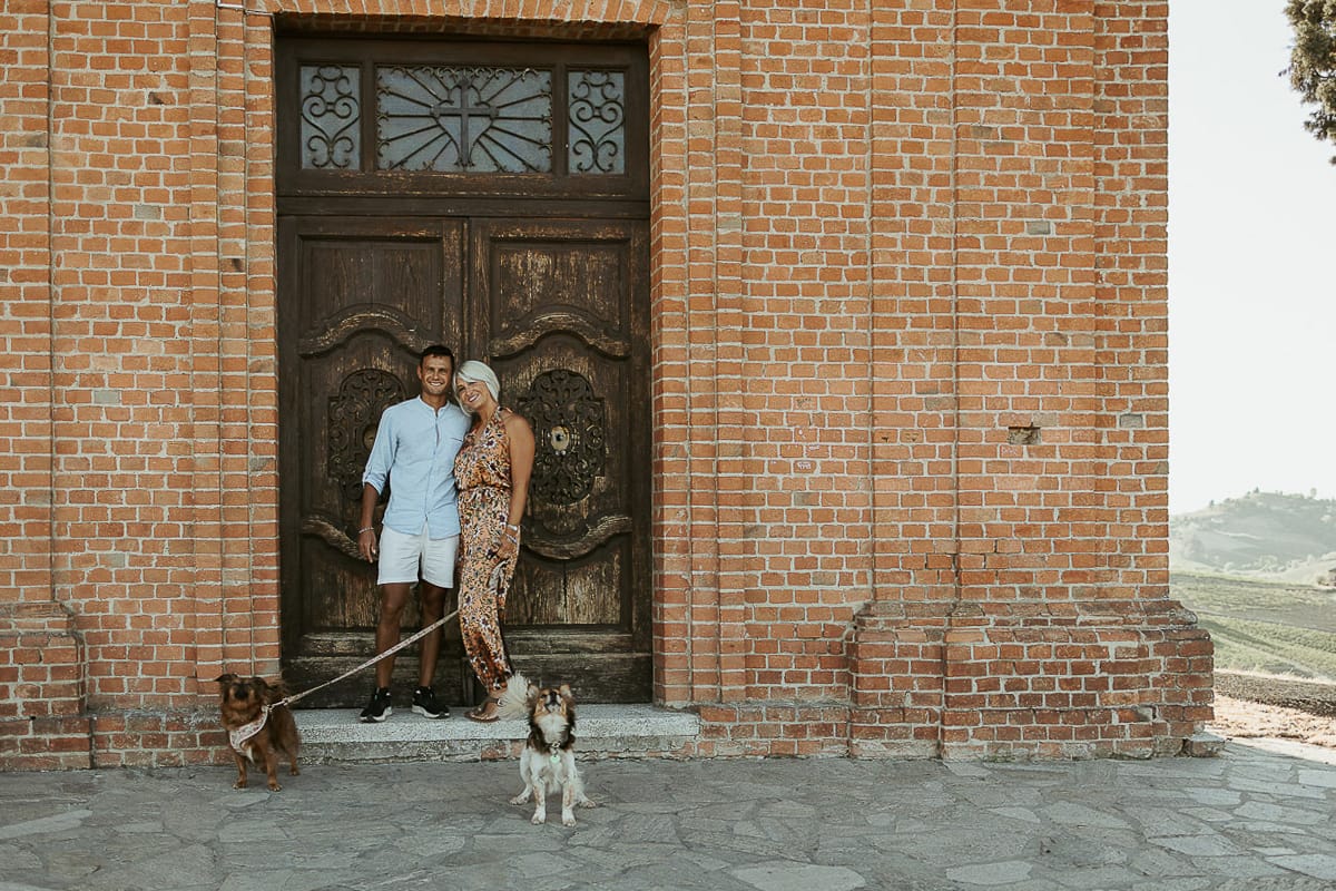 Prewedding da sogno a Nizza Monferrato intorno alla chiesa della Madonna della Neve. Fiammetta e Matteo davanti alla chiesa con i loro volpini Megan e Harry.