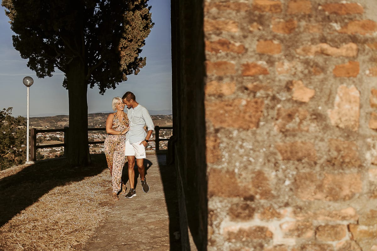 Prewedding da sogno a Nizza Monferrato intorno alla chiesa della Madonna della Neve. Matteo e Fiammetta passeggiano abbracciati