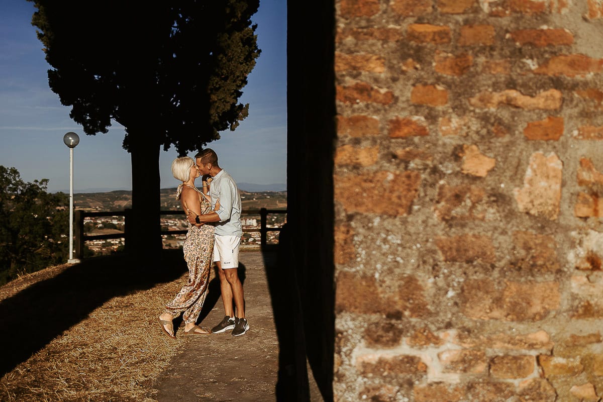 Prewedding da sogno a Nizza Monferrato intorno alla chiesa della Madonna della Neve. Matteo e Fiammetta si baciano