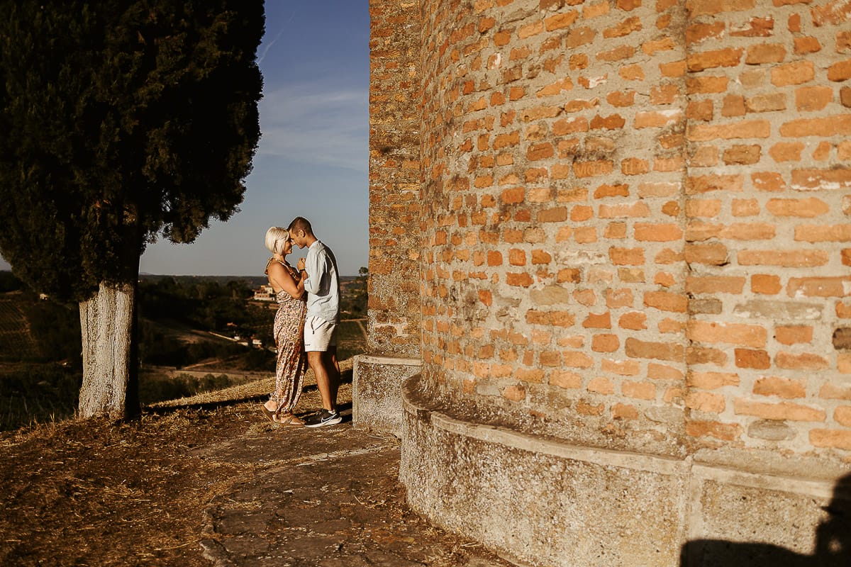 Prewedding da sogno a Nizza Monferrato intorno alla chiesa della Madonna della Neve. Matteo e Fiammetta si guardano intensamente