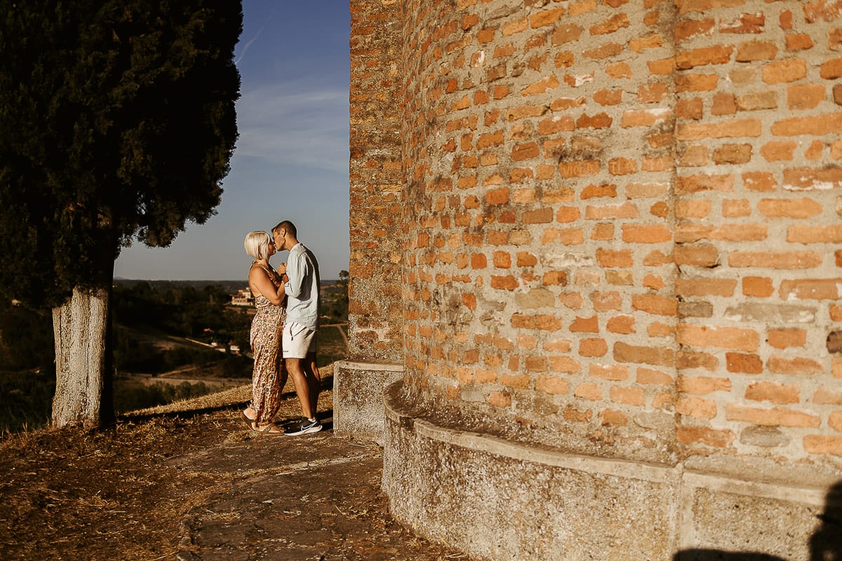 Prewedding da sogno a Nizza Monferrato intorno alla chiesa della Madonna della Neve. Matteo e Fiammetta si guardano intensamente