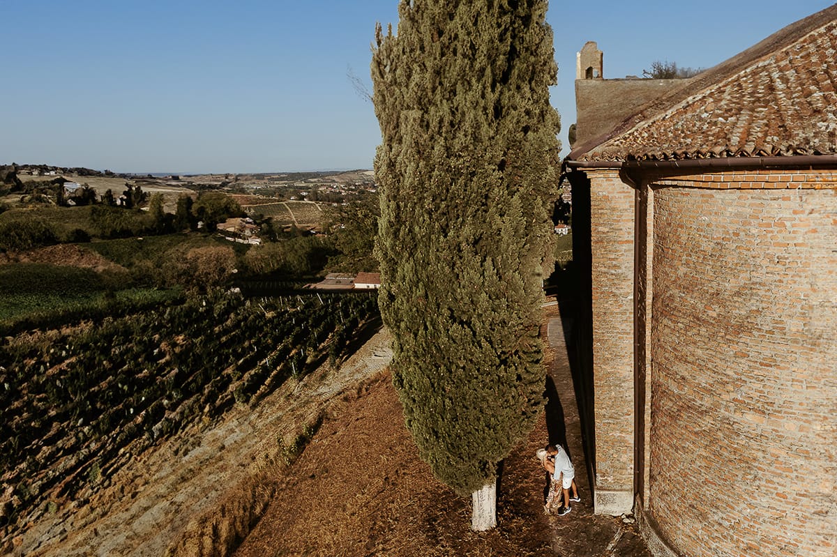 Prewedding da sogno a Nizza Monferrato intorno alla chiesa della Madonna della Neve. Matteo e Fiammetta si guardano intensamente. Foto dal drone