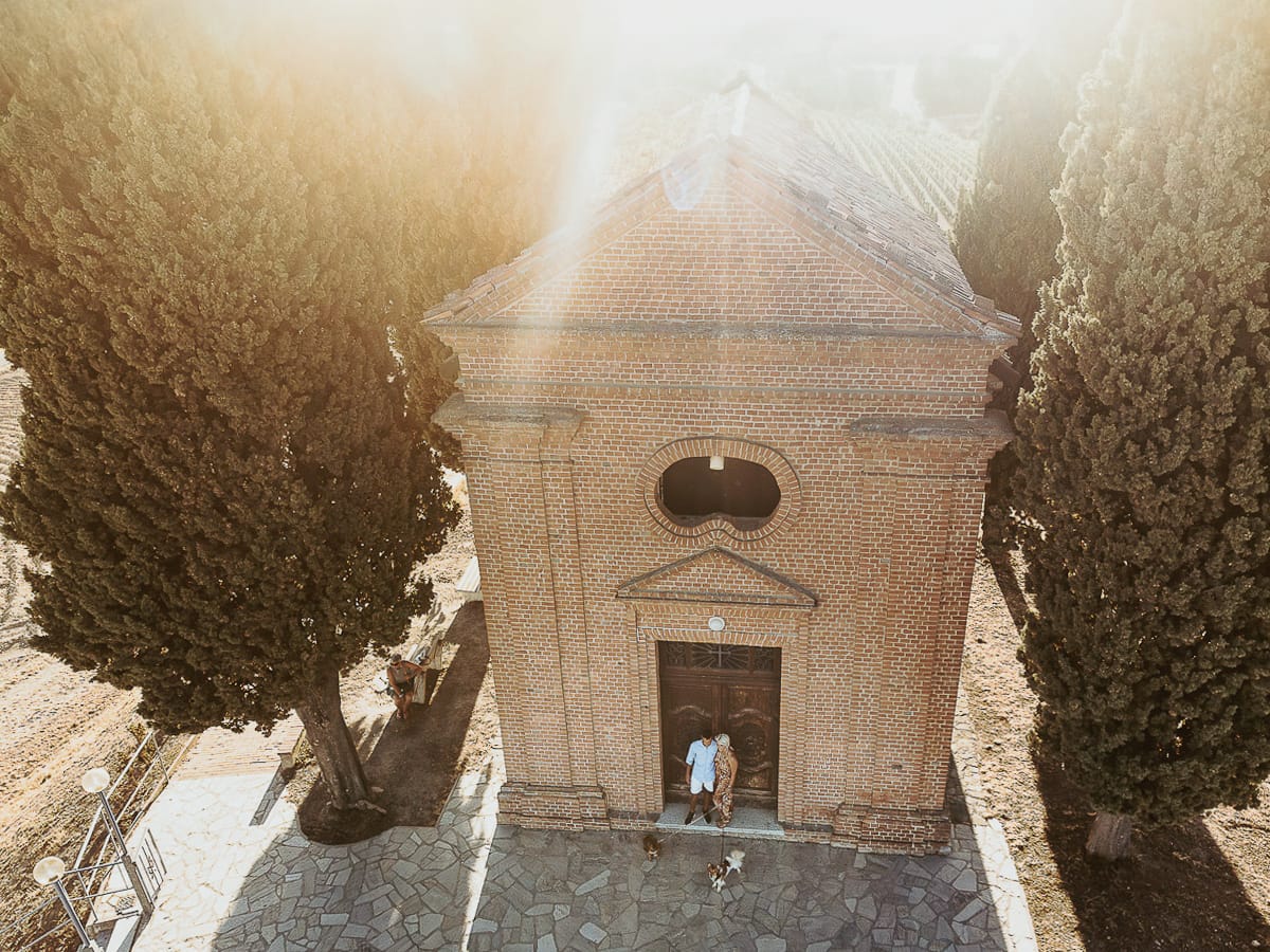 Prewedding da sogno a Nizza Monferrato. Fotografia aerea dal drone della chiesa della Madonna della Neve