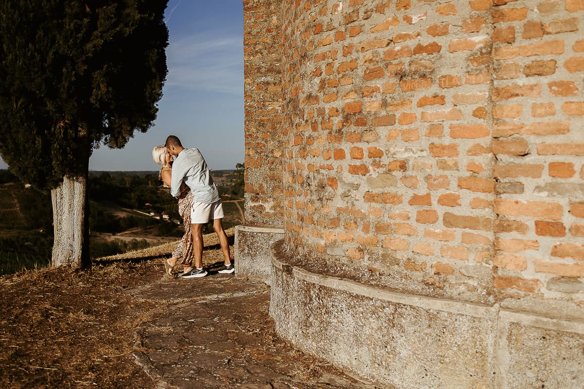 Prewedding da sogno a Nizza Monferrato intorno alla chiesa della Madonna della Neve. Matteo e Fiammetta si guardano intensamente facendo un casuet