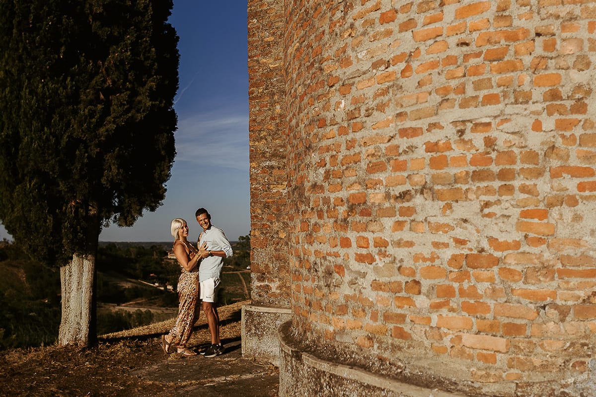 Prewedding da sogno a Nizza Monferrato intorno alla chiesa della Madonna della Neve. Matteo e Fiammetta si guardano intensamente