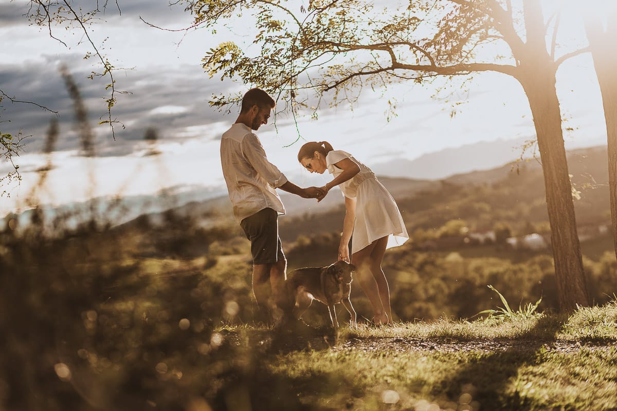 Prewedding spontaneo e poetico nel Monferrato a Mombello di Torino. Federica e Riccardo si tengono per mano